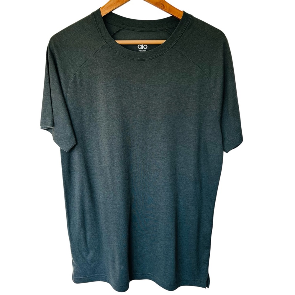 ALO Yoga Men's Gray T-Shirt